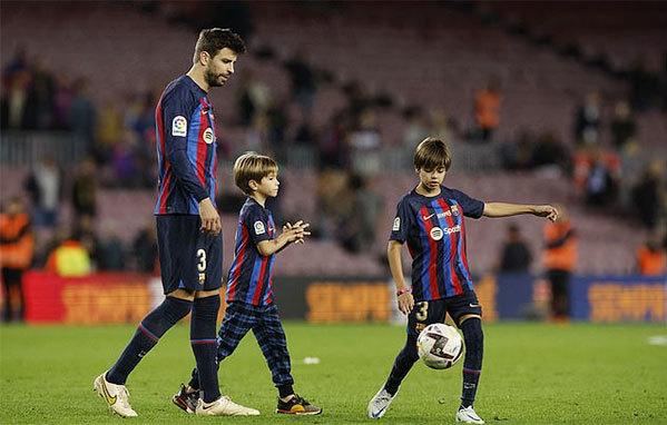 Pique ôm hôn bạn gái sau trận đấu giã từ sự nghiệp-3