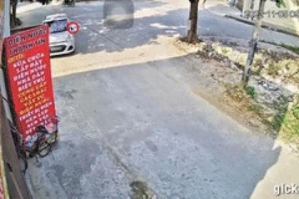 Clip: Chồng 'rét run', tích thu bằng khi thấy vợ lái ô tô... không cần gương