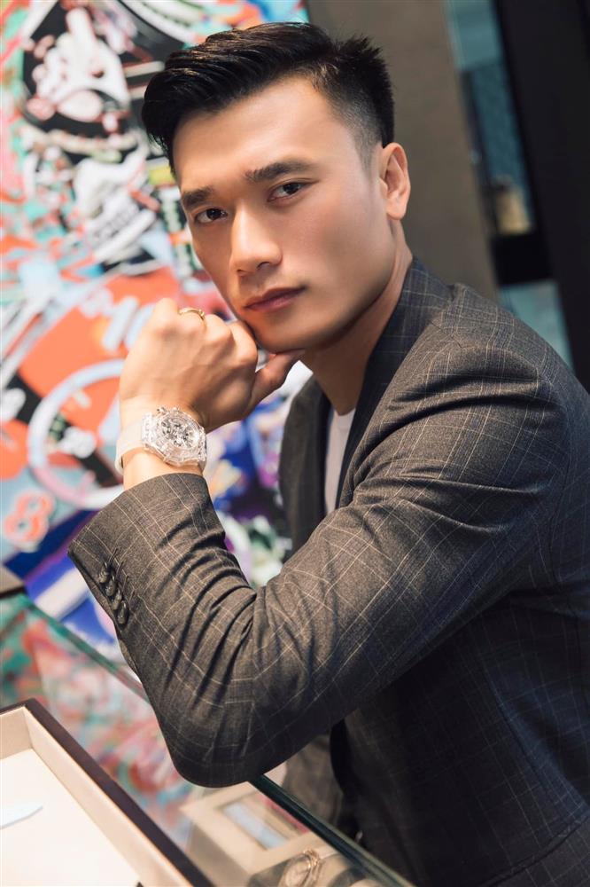 Chồng đeo đồng hồ tiền tỷ, vợ Tây Bùi Tiến Dũng phản ứng khó đỡ-2