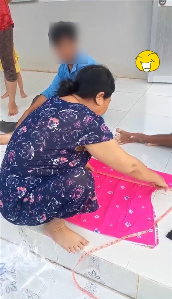 Khách mua áo qua mạng, shipper tròn mắt trước hành động của cả nhà-3