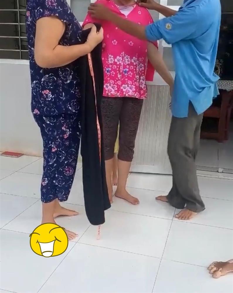 Khách mua áo qua mạng, shipper tròn mắt trước hành động của cả nhà-4