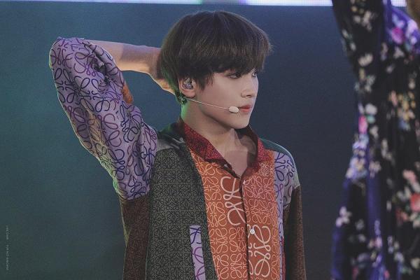 Mark (NCT) bị phản ứng vì để râu tóc luộm thuộm đi gặp fan-5