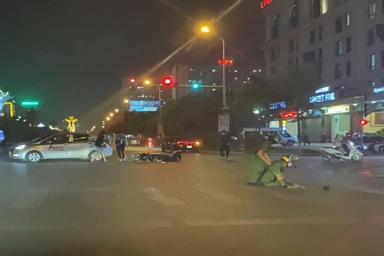 Clip: Chặn đoàn 'quái xế', một cảnh sát bị tông trúng nằm gục