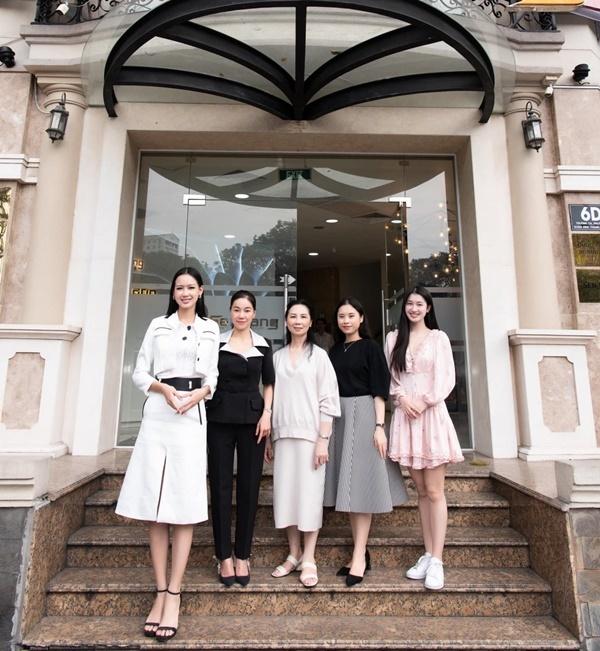 Hoa hậu 1m86 Bảo Ngọc như người khổng lồ, chạm trần ở sân bay-9