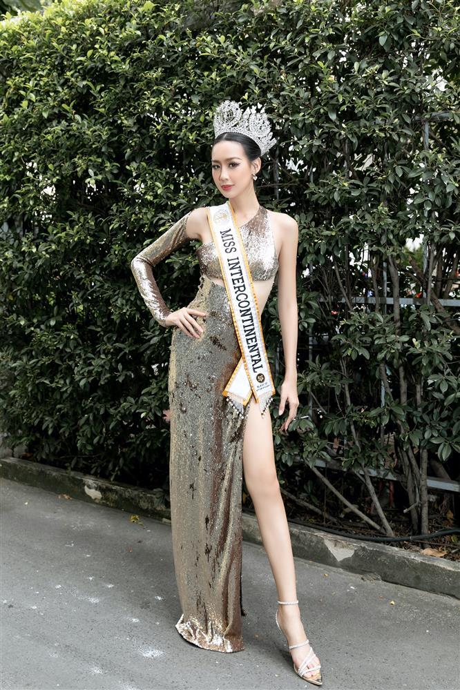Hoa hậu 1m86 Bảo Ngọc như người khổng lồ, chạm trần ở sân bay-12