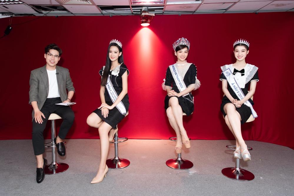 Hoa hậu 1m86 Bảo Ngọc như người khổng lồ, chạm trần ở sân bay-11