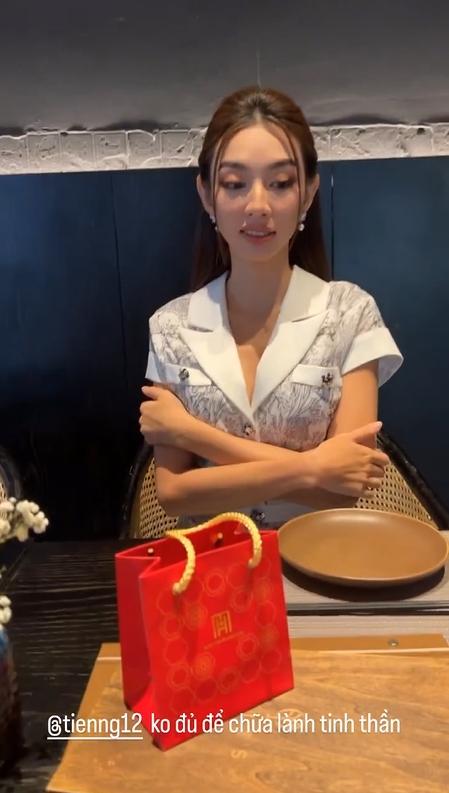 Đỗ Mỹ Linh nhận quà cưới muộn giá trị từ Thùy Tiên-2