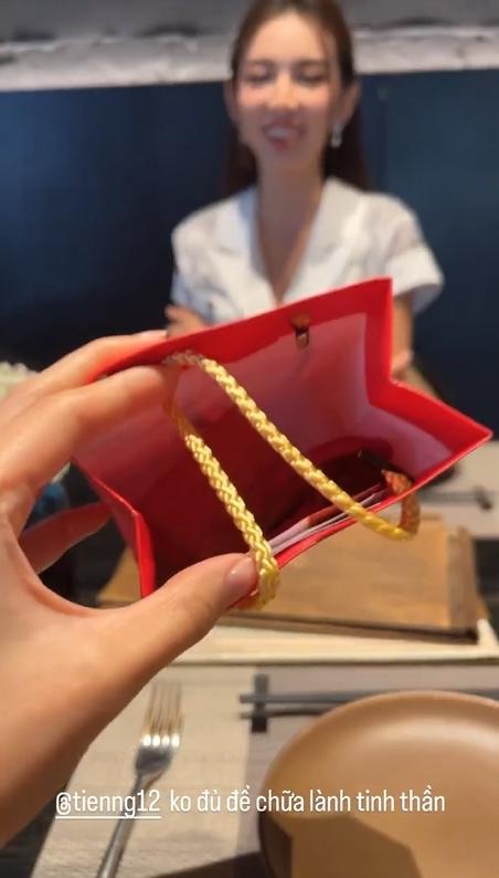 Đỗ Mỹ Linh nhận quà cưới muộn giá trị từ Thùy Tiên-3