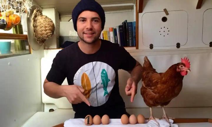 Chàng trai 22 tuổi du lịch cùng gà mái, chu du khắp nơi suốt 5 năm-2