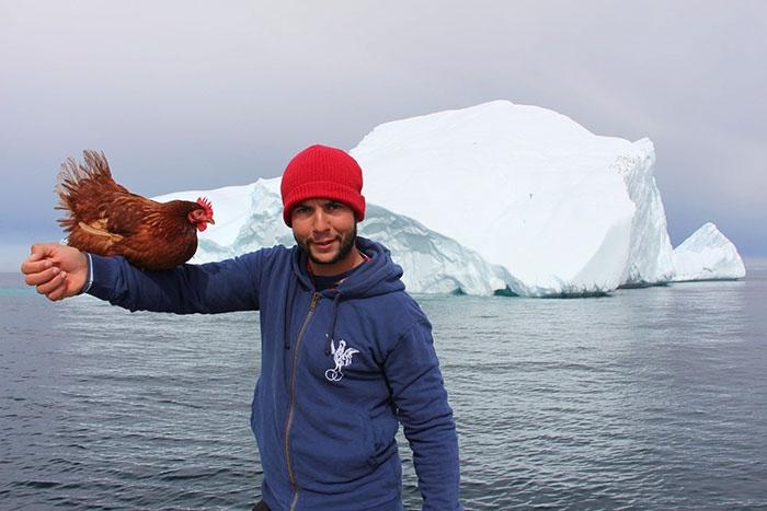 Chàng trai 22 tuổi du lịch cùng gà mái, chu du khắp nơi suốt 5 năm-4