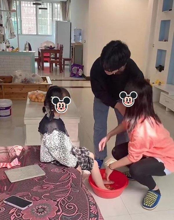 Mẹ kế rửa chân cho con riêng của chồng, ấm ức vì ông xã hiểu lầm-2