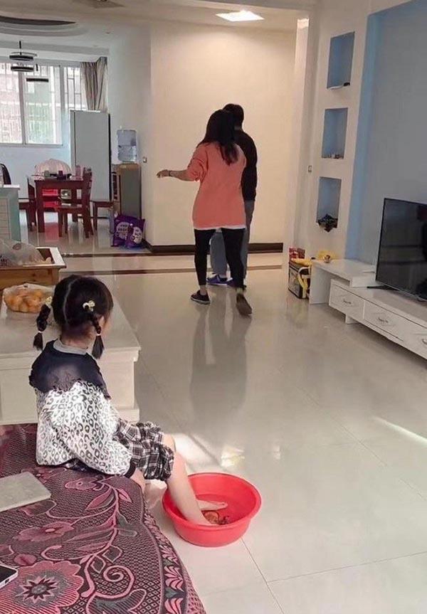 Mẹ kế rửa chân cho con riêng của chồng, ấm ức vì ông xã hiểu lầm-3