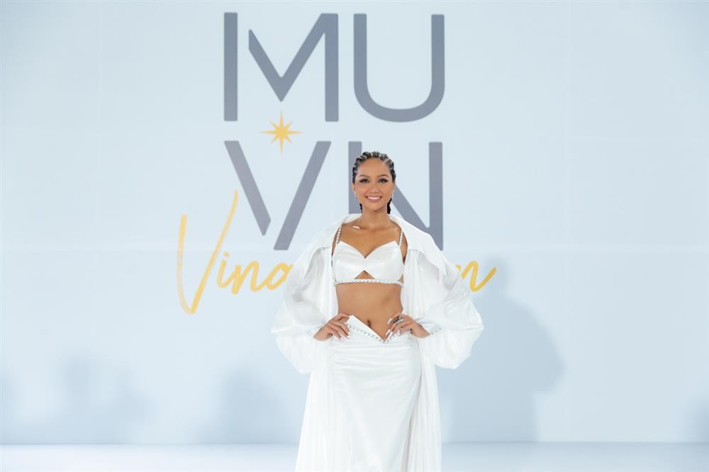 HHen Niê chịu đau quặn ruột, tê đầu để làm đẹp kiểu châu Phi-2