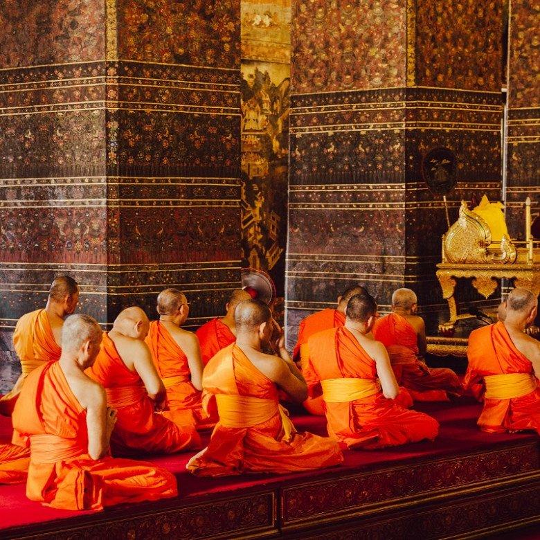 Thực hư hình ảnh người phụ nữ thoải mái ăn trứng vịt lộn giữa chùa-3