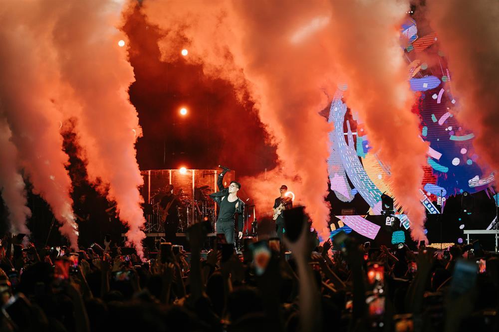 Muôn kiểu quỳ gối của sao Việt trên sân khấu-5