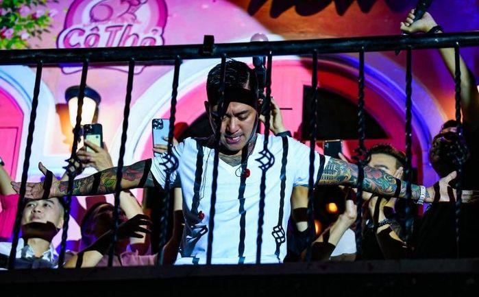 Muôn kiểu quỳ gối của sao Việt trên sân khấu-6