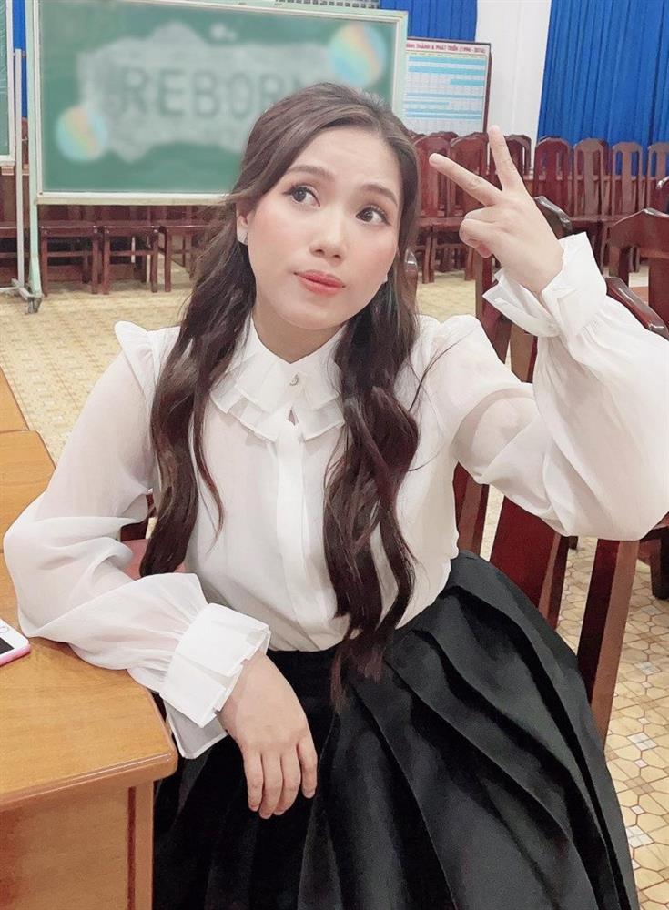 Tí Nâu Thùy Chi chuộng style trang điểm có như không-10