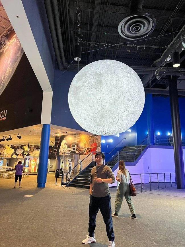 Khoa Pug chi 5 tỷ kéo chân, tuyển nhặt rau lương 1,2 tỷ/năm-1