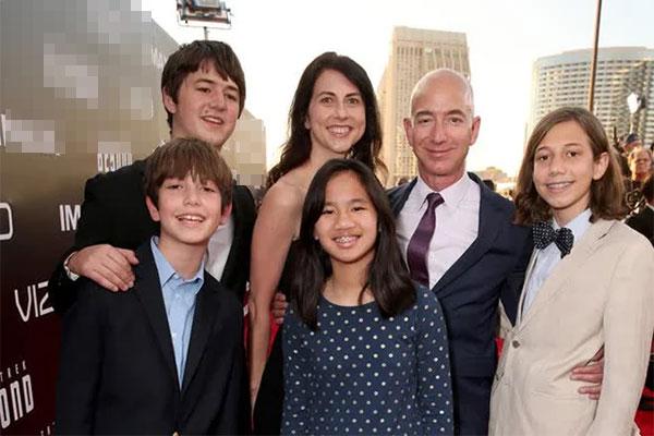 Vợ chồng tỷ phú Jeff Bezos đưa quan điểm dạy con gây tranh cãi-1