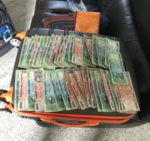 Người đàn ông Mỹ mua được vali cũ đựng đầy tiền mặt-1