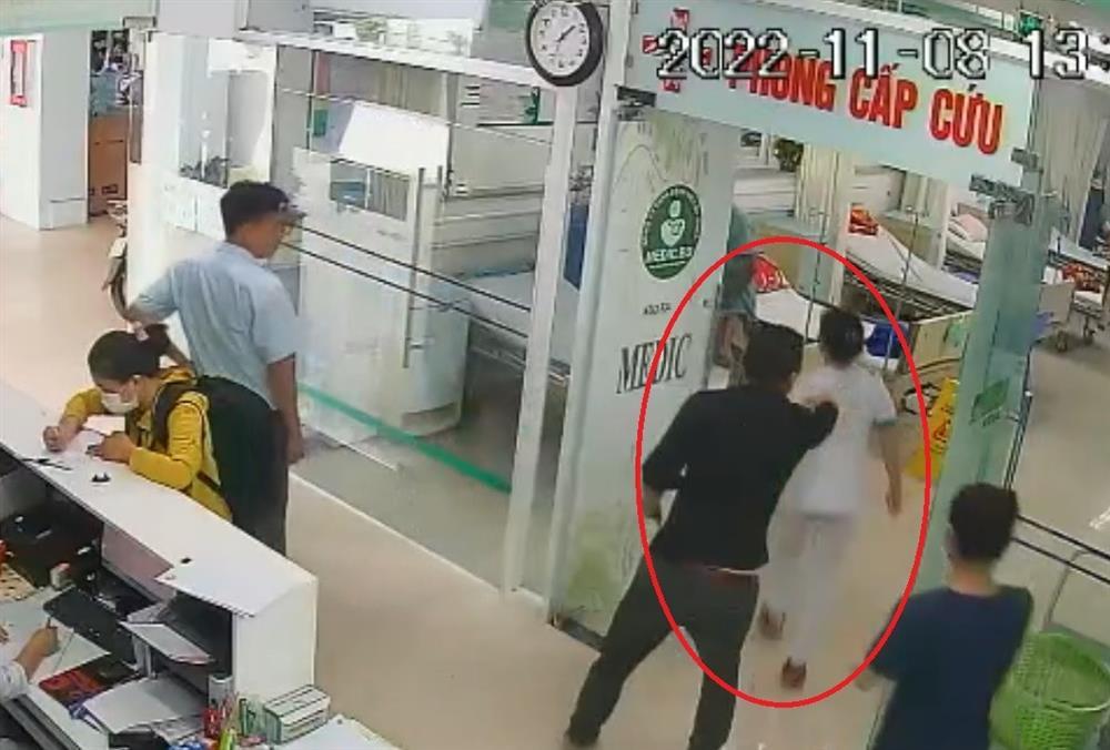 Nữ điều dưỡng bị người nhà bệnh nhân hành hung trong bệnh viện-1