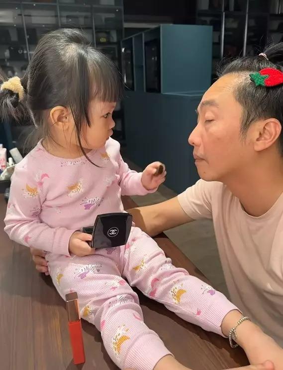 Con gái Cường Đô La hóa CSGT, ra lệnh bố tuân răm rắp-5