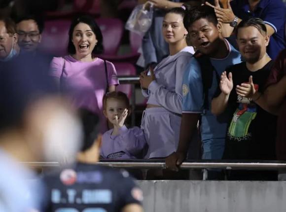 Vợ Tây Bùi Tiến Dũng bị quay lén, mặt phá nét tháng cuối thai kỳ-1