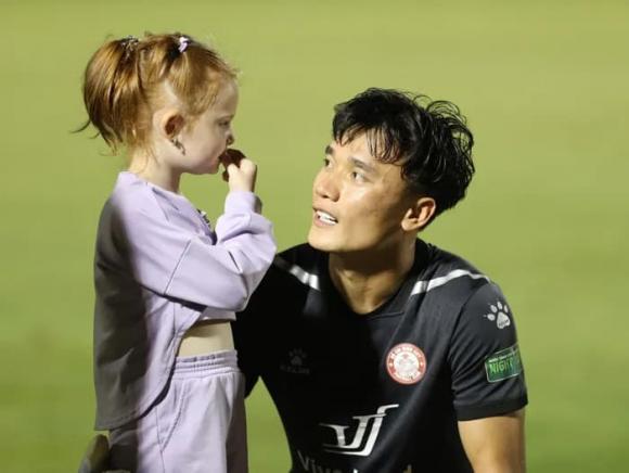 Vợ Tây Bùi Tiến Dũng bị quay lén, mặt phá nét tháng cuối thai kỳ-2