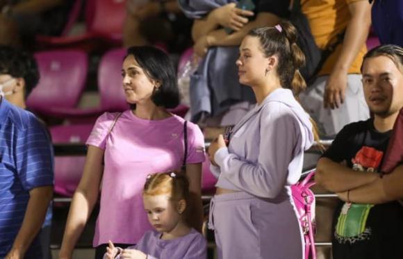 Vợ Tây Bùi Tiến Dũng bị quay lén, mặt phá nét tháng cuối thai kỳ-3