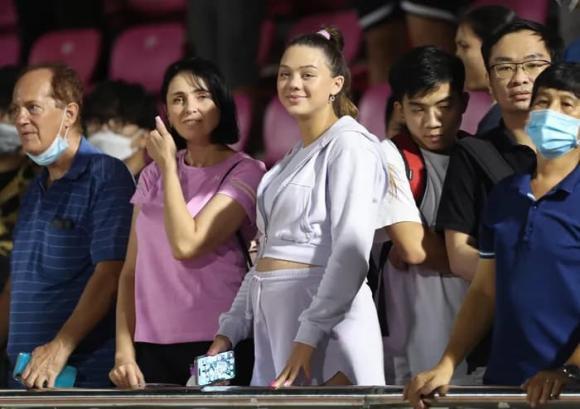 Vợ Tây Bùi Tiến Dũng bị quay lén, mặt phá nét tháng cuối thai kỳ-4