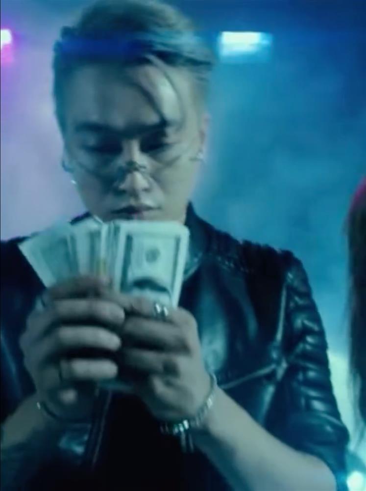 TiTi tay cầm tiền điệu nghệ sau khi bị bắt gặp tại sòng bạc Campuchia-3