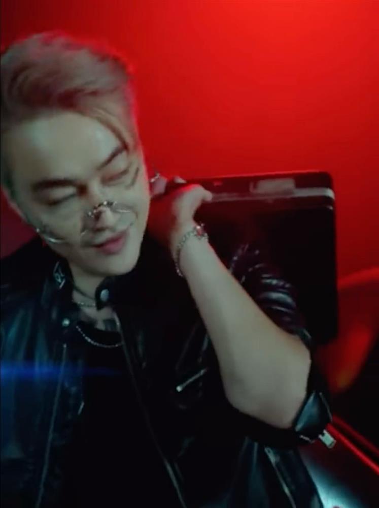 TiTi tay cầm tiền điệu nghệ sau khi bị bắt gặp tại sòng bạc Campuchia-4