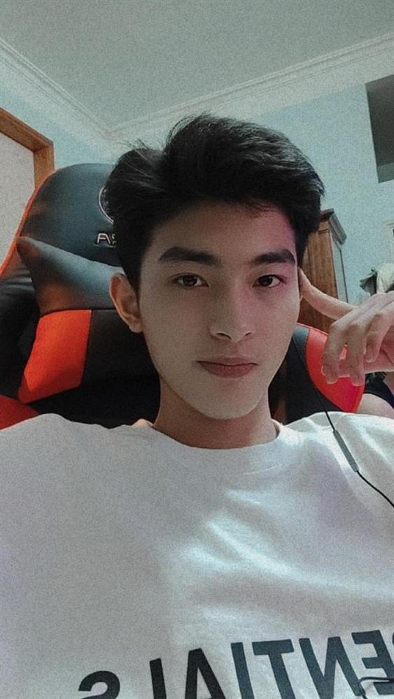 Ngoại hình đời thường của trai đẹp vừa gây sốt trên sóng VTV-4