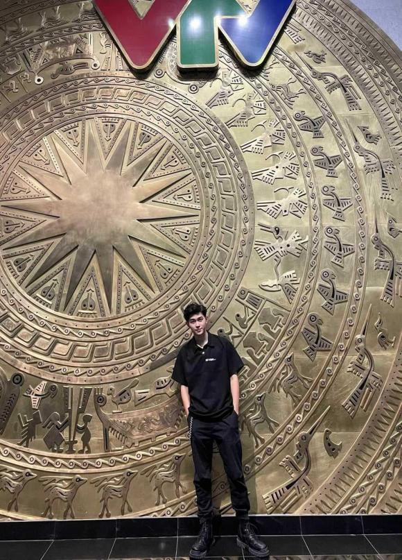 Ngoại hình đời thường của trai đẹp vừa gây sốt trên sóng VTV-5