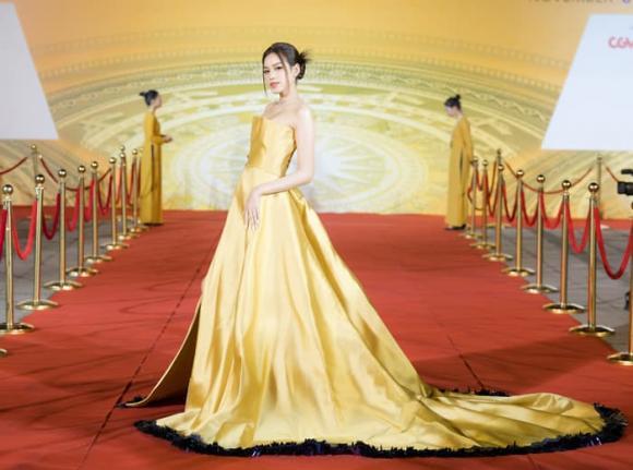 Đỗ Thị Hà mặc đầm 2m, lần này có khá hơn bộ jumsuit thảm họa?-3