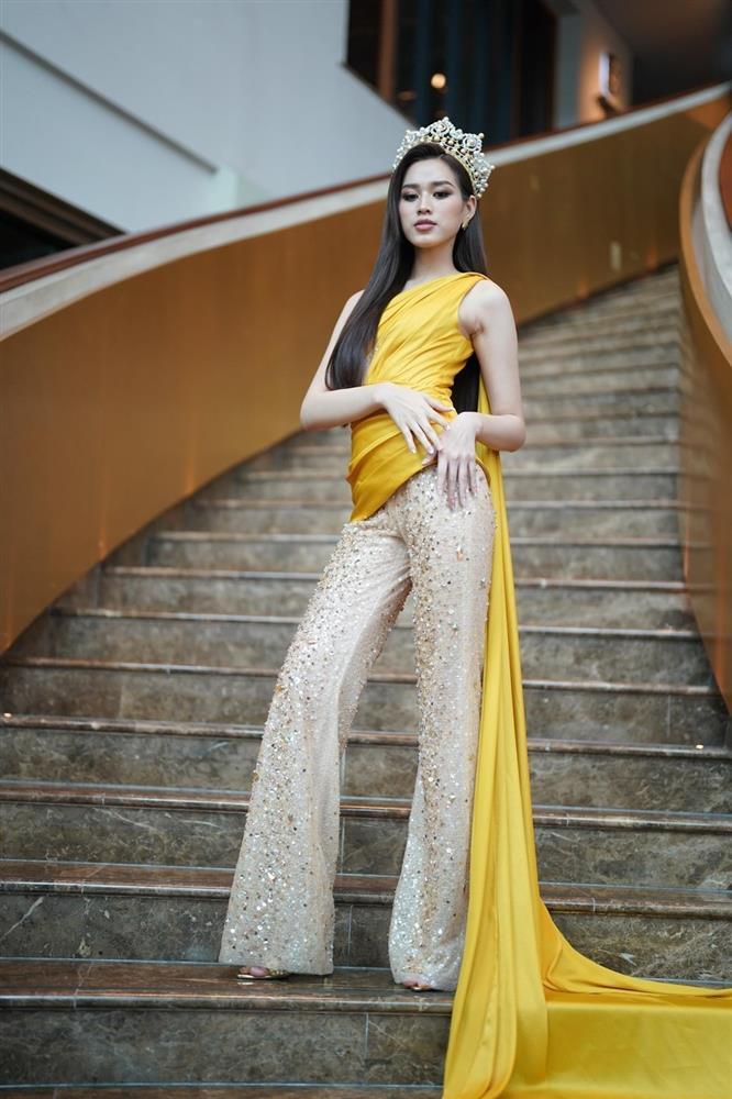 Đỗ Thị Hà mặc đầm 2m, lần này có khá hơn bộ jumsuit thảm họa?-10