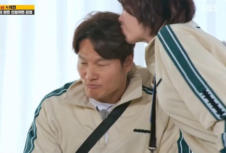 Song Ji Hyo gây sốt khi hôn Kim Jong Kook-3