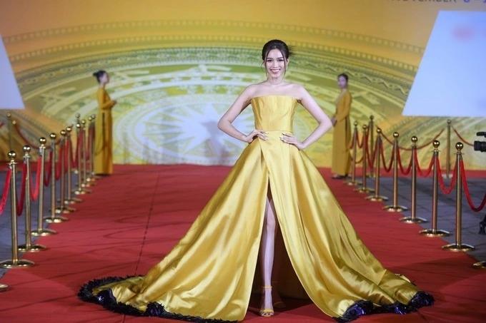 Đỗ Thị Hà khổ sở vì tòe ngón mỗi lần đi sandal quai mảnh-1