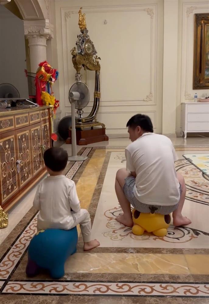 Chồng Đỗ Mỹ Linh chăm cháu, suýt không nhận ra chủ tịch quyền lực-3