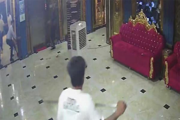 Tới quán karaoke tìm bạn gái, thanh niên bị đâm chết-1