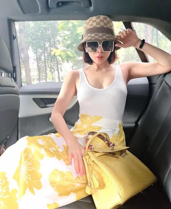 Mẹ ruột HHen Niê đội mũ 18 triệu đồng giống Hà Hồ, Lệ Quyên-12