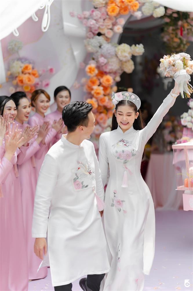 Lê Âu Ngân Anh xả hết ảnh đám hỏi, 2 chi tiết gây cười-1