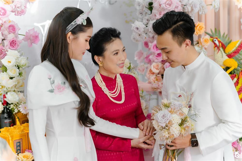 Lê Âu Ngân Anh xả hết ảnh đám hỏi, 2 chi tiết gây cười-6