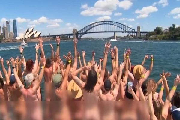 Hàng nghìn người không mặc quần áo chụp ảnh trên bãi biển-2