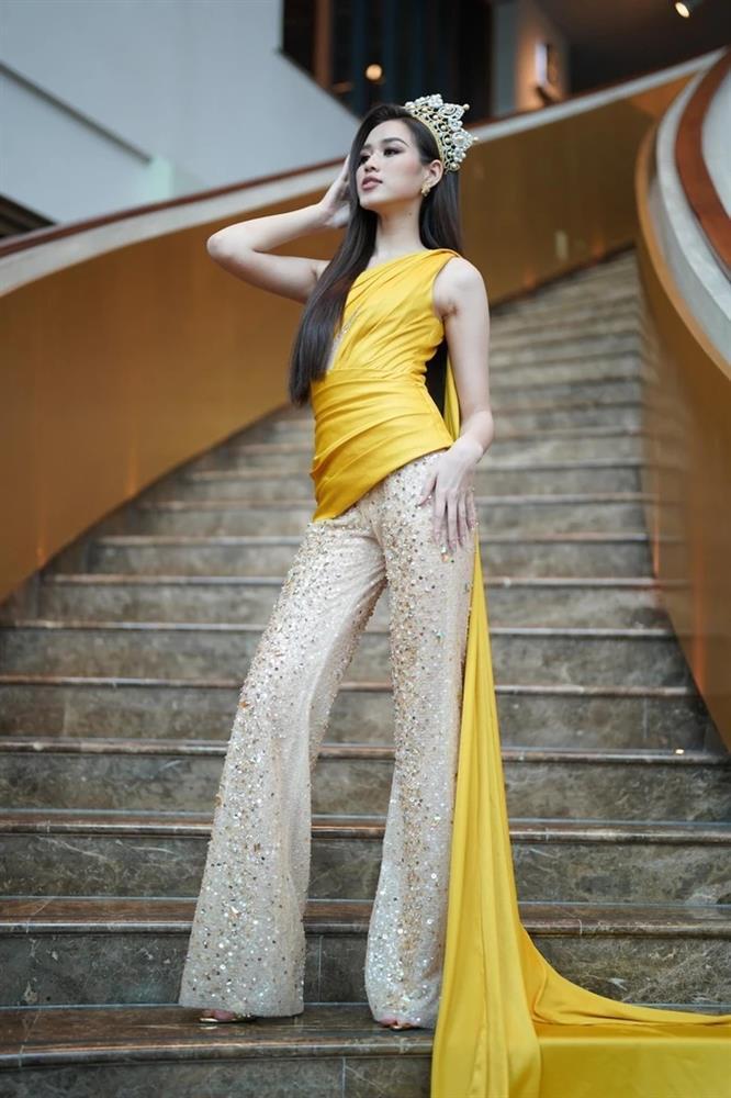 Mê màu vàng nhưng Đỗ Thị Hà vẫn có ít lần lọt hố mặc xấu-2