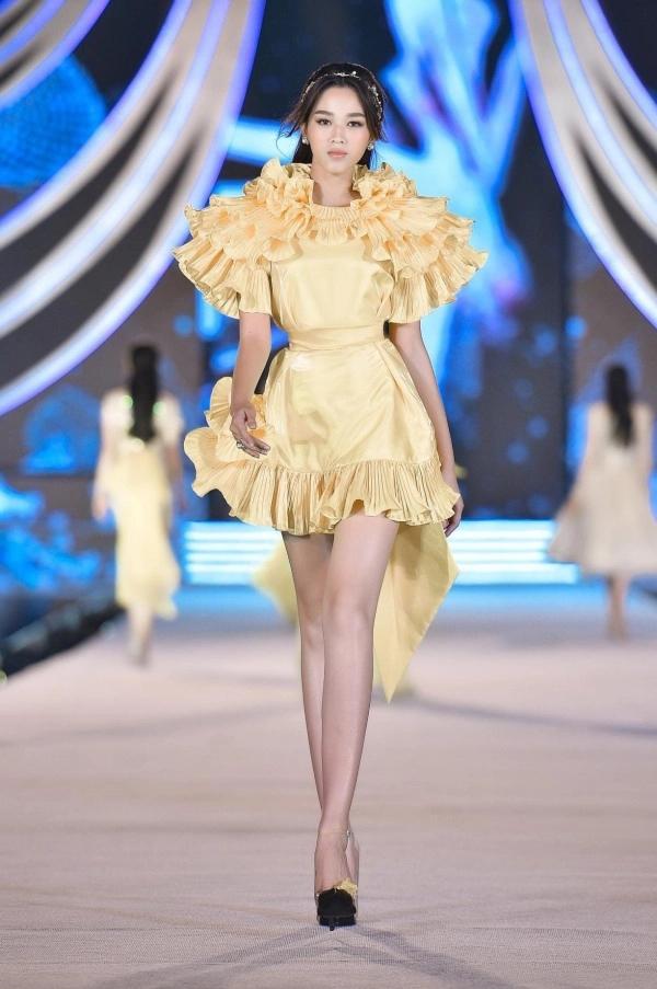 Mê màu vàng nhưng Đỗ Thị Hà vẫn có ít lần lọt hố mặc xấu-3