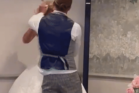 Chú rể úp bánh kem lên mặt cô dâu khiến người xem tức giận-1