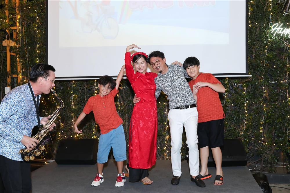 Con trai Lâm Vỹ Dạ 11 tuổi cao ngang bố, dàn sao trầm trồ-4