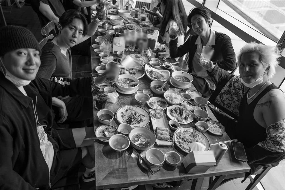 Nhóm nhạc Hàn Quốc đến ăn trưa, chủ quán in luôn bảng kỷ niệm-6