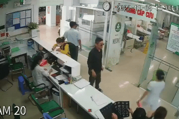 Xác định người đạp liên tiếp vào đầu phụ nữ giữa đường-2